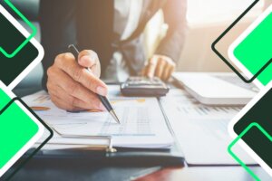 hombre haciendo cuentas sobre el tipo de interés