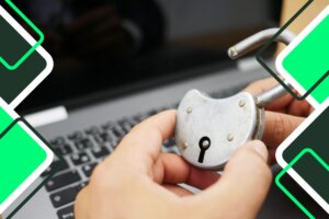imagen de un ordenador con una mano sujetando un candado
