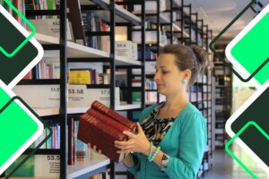 mujer seleccionando libros en una biblioteca