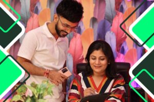 hombre y mujer analizan datos en la tableta de la mujer