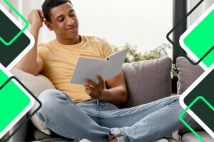 hombre sentado leyendo un libro