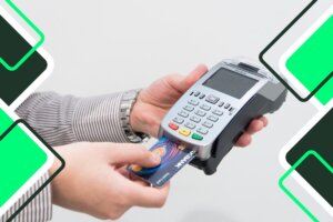 hombre pasando su tarjeta en una máquina de tarjetas