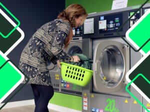 franquicia: mujer lavando ropa en franquicia de lavandería