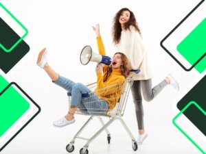 Buen Fin: dos-chicas-felices-con-camisetas-divirtiéndose-con-un-carrito-de-compras-y-un-megáfono-sobre-una-pared-blanca