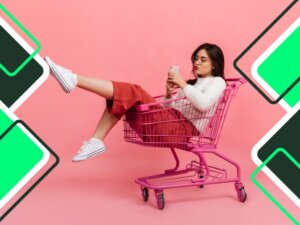 Buen Fin en México: elegante-adolescente-con-culottes-y-sudadera-blanca-sentada-en-el-carrito-del-supermercado-modelo-con-gafas-lanza-un-beso-y-se-toma-una-selfie-rosa
