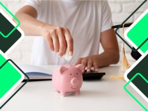 Elegir la mejor cuenta de ahorro: Primer plano de objetos educativos y económicos, como alcancía, calculadora y libros. Con hombre poniendo monedas en alcancía.