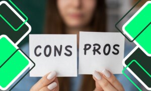 Reducción de tasas de interé: mujer sosteniendo carteles con pros y contras